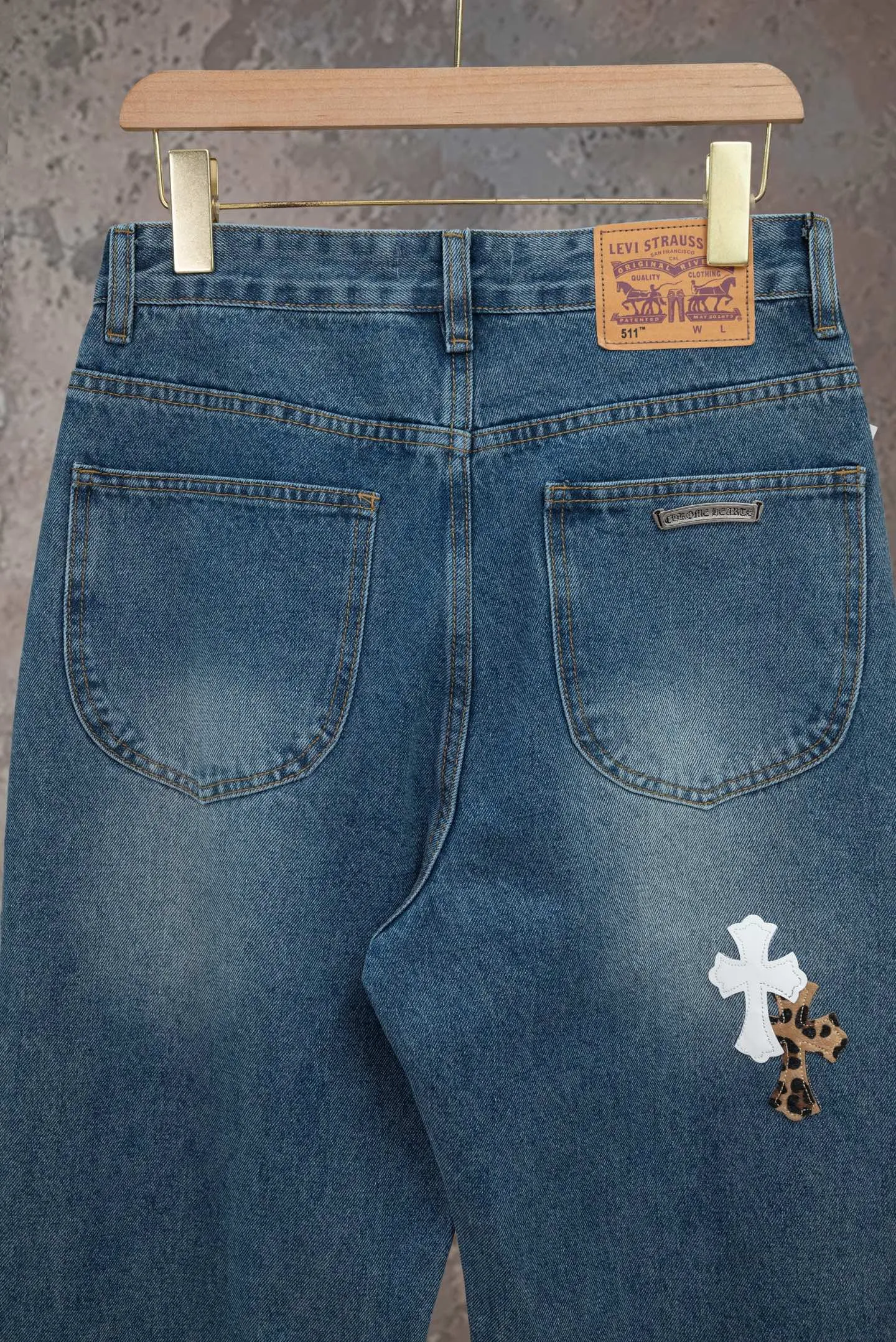 Style number: [M 2717] Chrome Hearts FW 26 leopard print white leather straight denim trousers. Same Style for men and women. Top ceiling quality. Styles with different wash textures, very friendly to people with thin legs and thick legs. The straight and slim version is very flattering to the leg shape. Moderate length that never goes out of style, easy and casual to match, basic styling for various styles, a must-have in the wardrobe! The fabric is stiff but also makes the upper body soft without losing texture. The washing process is even more perfect. It is a must-have item for everyone! ! ! Washable label, hang tag, pants label, three labels complete Color: blue Size: 28, 30, 32, 34, 36